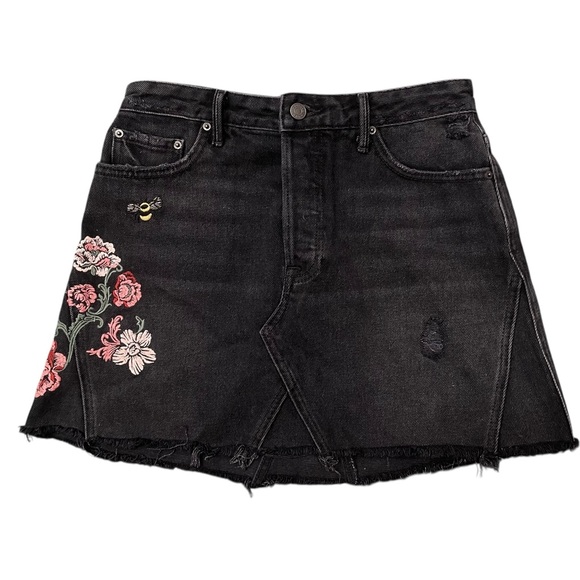 Grlfrnd Denim Mini Skirt Floral Embroidered Raw Hem‎ 
Size 27 country Field - Picture 4 of 11